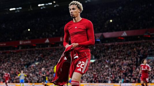 هوغو إيكيتيكي يغادر الملعب مصاباً في مباراة ليفربول وباريس سان جيرمان