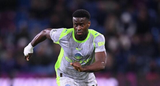 مارك جويهي مدافع مانشستر سيتي خلال مباراة الفريق ضد بيرنلي في الدوري الإنجليزي