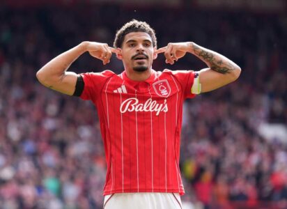 لاعبي نوتنغهام فورست يحتفلون بالفوز الكبير على سندرلاند في الدوري الإنجليزي