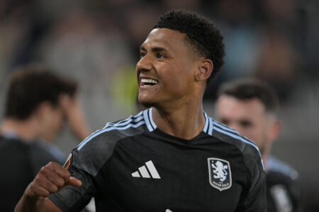 أولي واتكينز يحتفل بتسجيل هدفين لأستون فيلا ضد بولونيا في الدوري الأوروبي