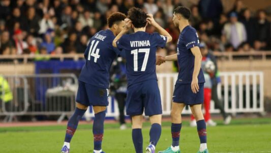 احتفال لاعبي ليون بالفوز على باريس سان جيرمان في الدوري الفرنسي 2026