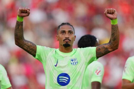 رافينيا لاعب برشلونة يبدو غاضباً بعد مباراة أتلتيكو مدريد في دوري أبطال أوروبا