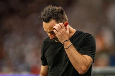 روبرتو دي زيربي مدرب توتنهام يتحدث لوسائل الإعلام بعد مباراة برايتون في الدوري الإنجليزي