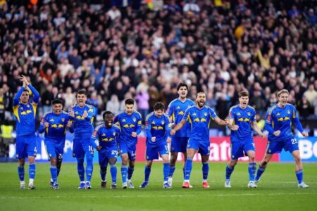 لاعبو ليدز يونايتد يحتفلون بالفوز على وست هام في ربع نهائي كأس الاتحاد الإنجليزي