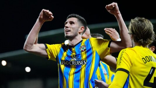 فرحة لاعبي ساوثهامبتون بالأهداف الخمسة في مرمى ريكسهام بدوري البطولة الإنجليزية