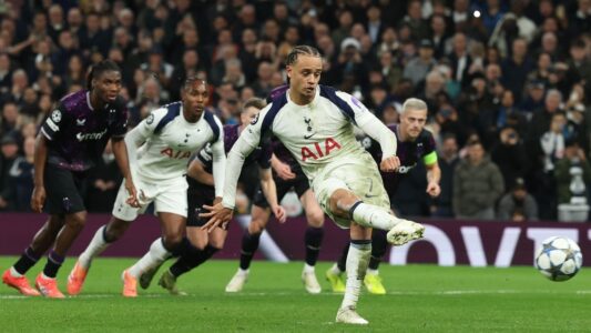 تشافي سيمونز لاعب توتنهام يغادر الملعب مصاباً في مباراة وولفرهامبتون
