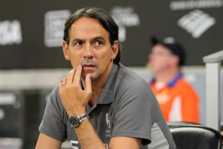 لاعبو نادي الهلال يحتفلون بالتتويج بلقب كأس الملك بعد الفوز على الخلود