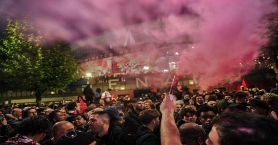 جماهير أرسنال تحتفل بلقب الدوري الإنجليزي أمام ملعب الإمارات