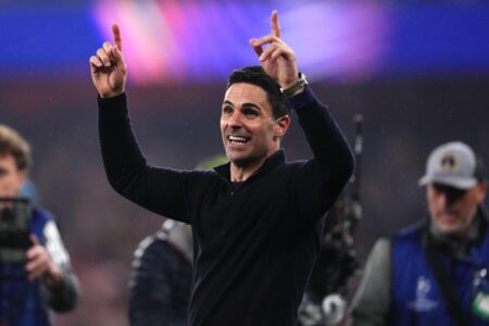 ميكيل أرتيتا يحتفل بتأهل أرسنال لنهائي دوري أبطال أوروبا في ملعب الإمارات