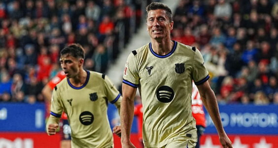 لاعبو برشلونة يحتفلون بالفوز على أوساسونا في الدوري الإسباني