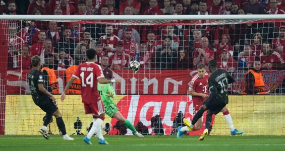 عثمان ديمبيلي يحتفل بهدفه في مرمى بايرن ميونخ في دوري أبطال أوروبا