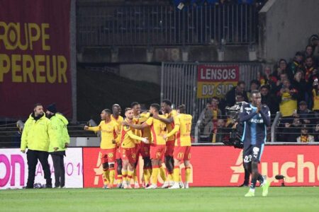 احتفالات لاعبي نادي لانس بالفوز في الدوري الفرنسي