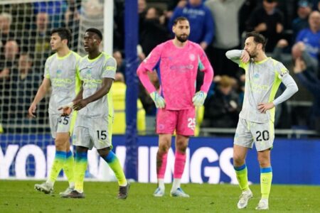 احتفال جيريمي دوكو بهدف التعادل القاتل في مباراة مانشستر سيتي وإيفرتون بالدوري الإنجليزي