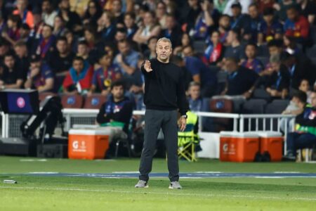 هانزي فليك مدرب برشلونة يتحدث في مؤتمر صحفي بعد مباراة أوساسونا