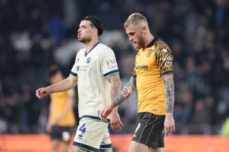 لاعبو هال سيتي وميلوول في صراع على الكرة خلال مباراة ملحق الصعود للدوري الإنجليزي الممتاز