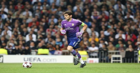 إيكر كاسياس يتحدث في مؤتمر صحفي عن مستقبل تدريب ريال مدريد وتشابي ألونسو