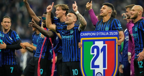 احتفالات لاعبي إنتر ميلان بلقب الدوري الإيطالي في ملعب سان سيرو