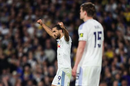 دومينيك كالفيرت لوين يحتفل بهدفه مع ليدز يونايتد ضد بيرنلي في الدوري الإنجليزي