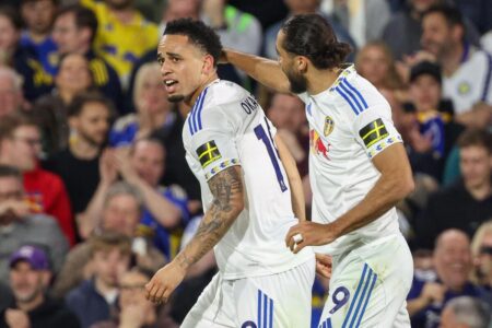 لاعبو ليدز يونايتد يحتفلون بالأهداف في مرمى بيرنلي بالدوري الإنجليزي
