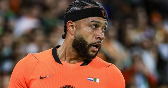 فرحة لاعبي منتخب الجزائر بعد تسجيل هدف الفوز في مرمى هولندا خلال مباراة ودية