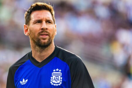 ليونيل ميسي يرتدي قميص منتخب الأرجنتين ويحمل شارة القيادة في الملعب