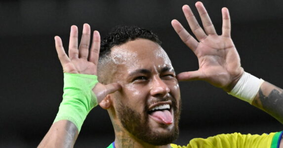 نيمار جونيور بقميص منتخب البرازيل خلال التدريبات التأهيلية