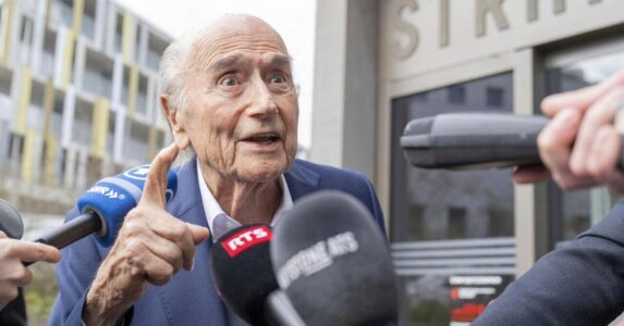 سيب بلاتر وجياني إنفانتينو وصراع على مستقبل كأس العالم
