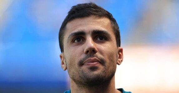 رودري بقميص منتخب إسبانيا يحمل جائزة أفضل لاعب في كأس العالم 2026 وسط اهتمام من برشلونة وريال مدريد