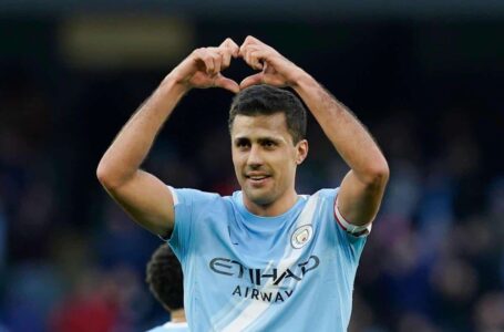 رودري لاعب مانشستر سيتي يبتسم بقميص المنتخب الإسباني وسط أخبار انتقاله إلى برشلونة