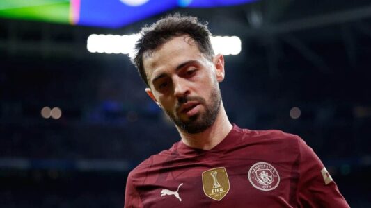 برناردو سيلفا بقميص ريال مدريد خلال تدريبات الفريق تحت إشراف جوزيه مورينيو