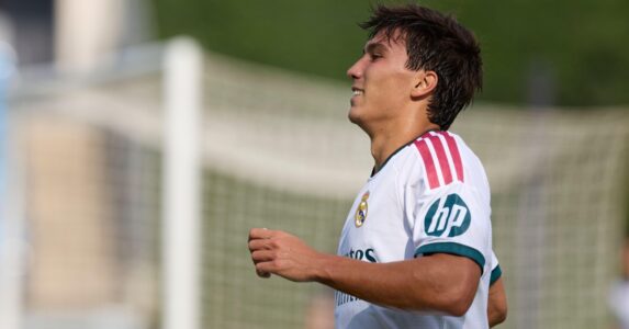 غونزالو غارسيا وسيزار بالاسيوس بقميص نادي فولهام الإنجليزي بعد الانتقال من ريال مدريد