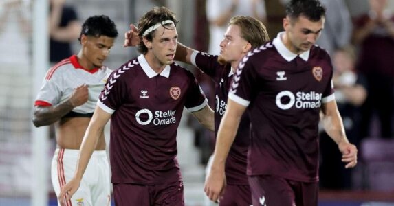 لاعبو هارتس وبنفيكا يتنافسون في مباراة الدوري الأوروبي على ملعب تاينكاسل