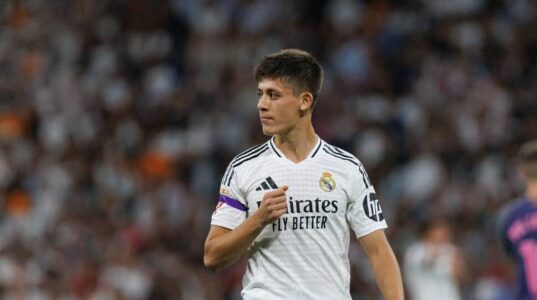 أردا غولر بقميص ريال مدريد يحتفل في ملعب سانتياغو برنابيو بعد تجديد عقده