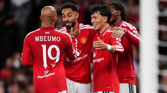 احتفالات لاعبي مانشستر يونايتد بالأهداف في مباراة مانشستر يونايتد ضد صباح بملعب أولد ترافورد