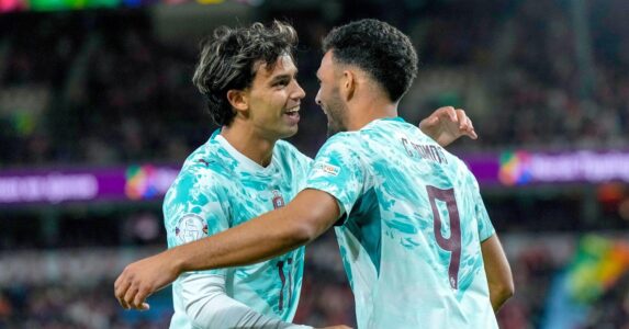 غونزالو راموس يحتفل بهدفه في مرمى النرويج في دوري الأمم الأوروبية
