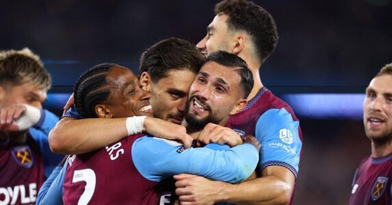 لاعبو وست هام يحتفلون بالأهداف في مباراة وست هام ضد ريكسهام في الدوري الإنجليزي